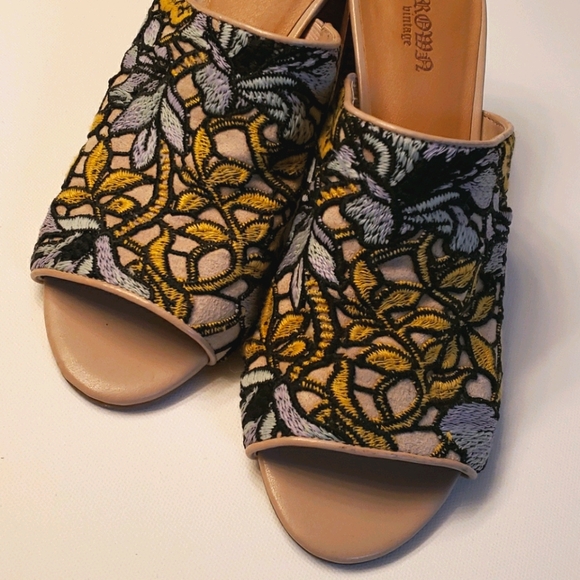 Crown Vintage Clara Embroidered Floral Mule Block Heels - Picture 2 of 6